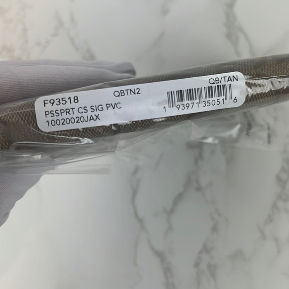 Passport Case In Signature Canvas Gunmetal/Tan - Picture 11 of 12